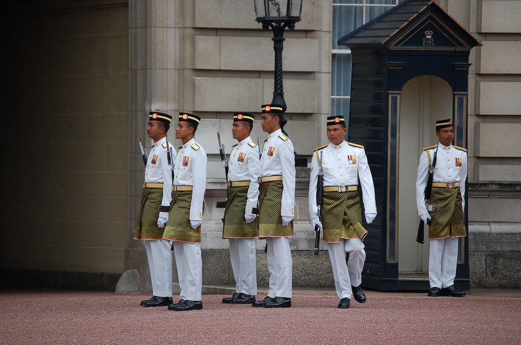 Tuy nhiên, nếu theo đúng như truyền thống, nam giới Malaysia sẽ chỉ mặt chiếc váy này bên ngoài mà không cần quần dài hay thậm chí là... quần lót ở bên trong. Nguồn ảnh: BI.
