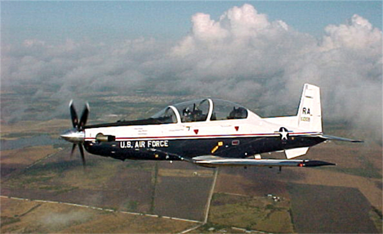 T-6 Texan II bắt đầu được thực hiện chuyện bay đầu tiên hồi năm 1998 và được đưa vào sản xuất, sử dụng vào nhiệm vụ huấn luyện cho Không quân Mỹ từ năm 2001. Nguồn ảnh: Commons.