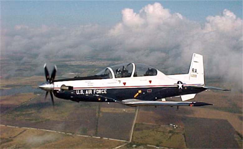 T-6 Texan II bắt đầu được thực hiện chuyện bay đầu tiên hồi năm 1998 và được đưa vào sản xuất, sử dụng vào nhiệm vụ huấn luyện cho Không quân Mỹ từ năm 2001. Nguồn ảnh: Commons.