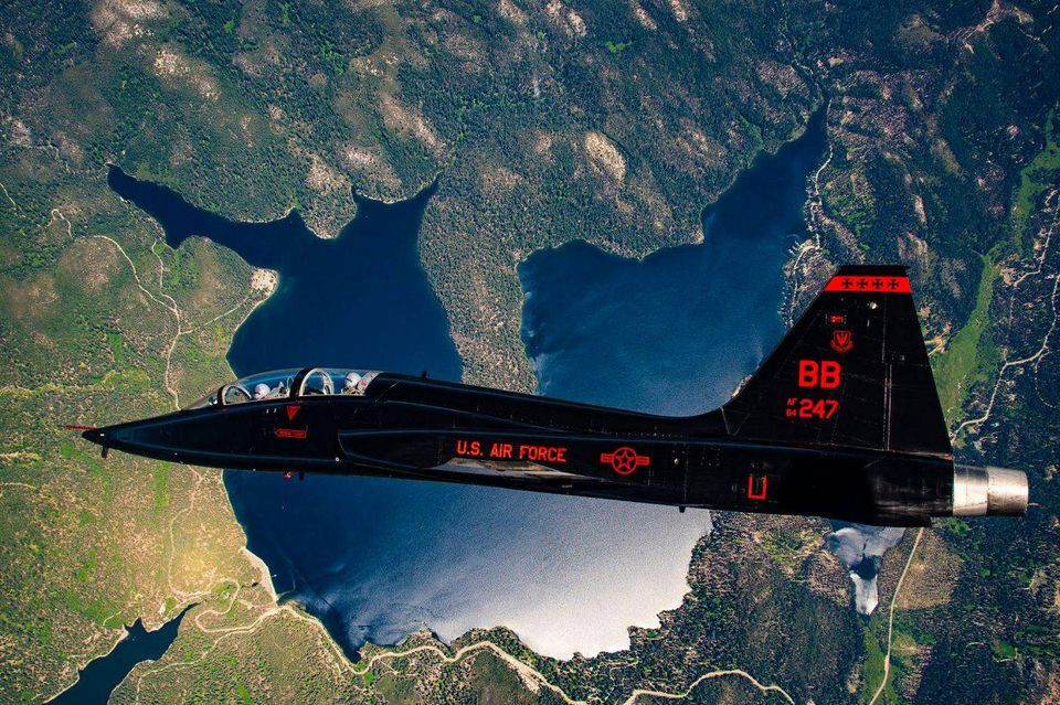 Điều này đồng nghĩa với việc, T-38 Talon không những có thể huấn luyện được phi công chiến đấu bay trên các loại tiêm kích phản lực đa động cơ mà nó còn có thể huấn luyện được phi công bay ở tốc độ siêu âm - điều mà không một chiếc máy bay huấn luyện động cơ cánh quạt nào làm được. Nguồn ảnh: Commons.