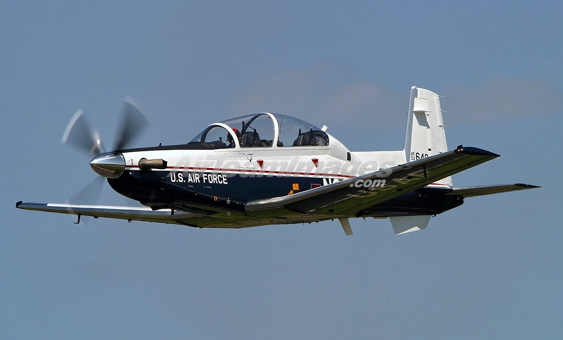 Ngoài ra, việc sở hữu T-6 Texan II trong biên chế của Không quân Việt Nam sẽ giúp lực lượng không quân của ta tự chủ được việc đào tạo phi công - ít nhất là ở trình độ sơ cấp thay vì phải gửi ra nước ngoài đào tạo với chi phí đắt đỏ hơn rất nhiều. Nguồn ảnh: Pinterest.