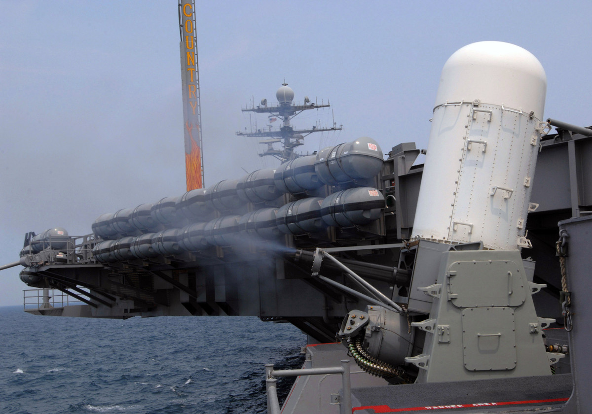 Tiếp đến là hai tổ hợp pháo cao tốc PHALANX CIWS. Đây là loại pháo cao tốc có tầm tiêu diệt mục tiêu chỉ khoảng 3,5 km nhưng có tốc độ bắn cực cao, cung cấp hoả lực dày đặc. Nguồn ảnh: USnavy.