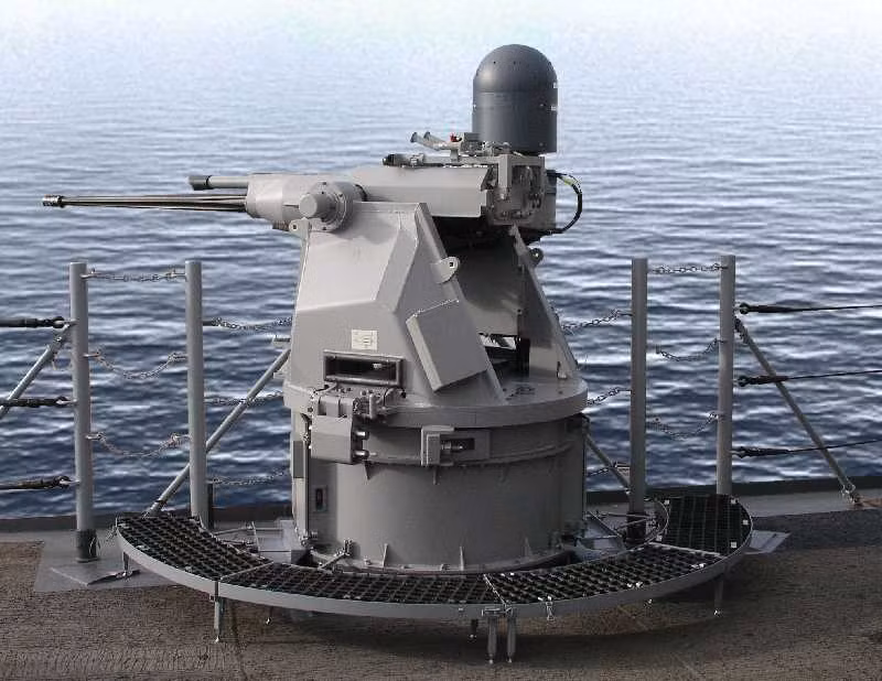 Mặc dù vậy, trên thực tế hầu như các loại vũ khí phòng vệ tầm gần này của các hàng không mẫu hạm lớp Nimitz thường "thất nghiệp" nặng do tàu sân bay lớp Nimitz luôn đi cùng đội khu trục hạm, tuần dương hạm đông đảo, làm nhiệm vụ bảo vệ tầm xa cho nó thực hiện nhiệm vụ triển khai và thu hồi máy bay. Nguồn ảnh: USnavy.