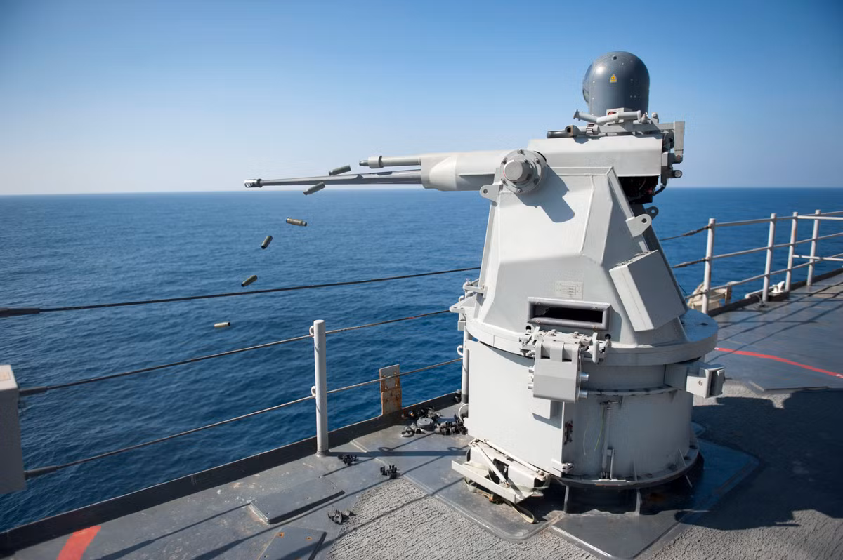 Cuối cùng là bốn khẩu pháo điện loại Mk 38 25mm tự động được gắn ở bốn phía của mỗi tàu sân bay lớp Nimitz. Các khẩu pháo tự động này có tốc độ bắn chậm, phù hợp để tiêu diệt các mục tiêu trên mặt nước ở tầm gần. Nguồn ảnh: USnavy.