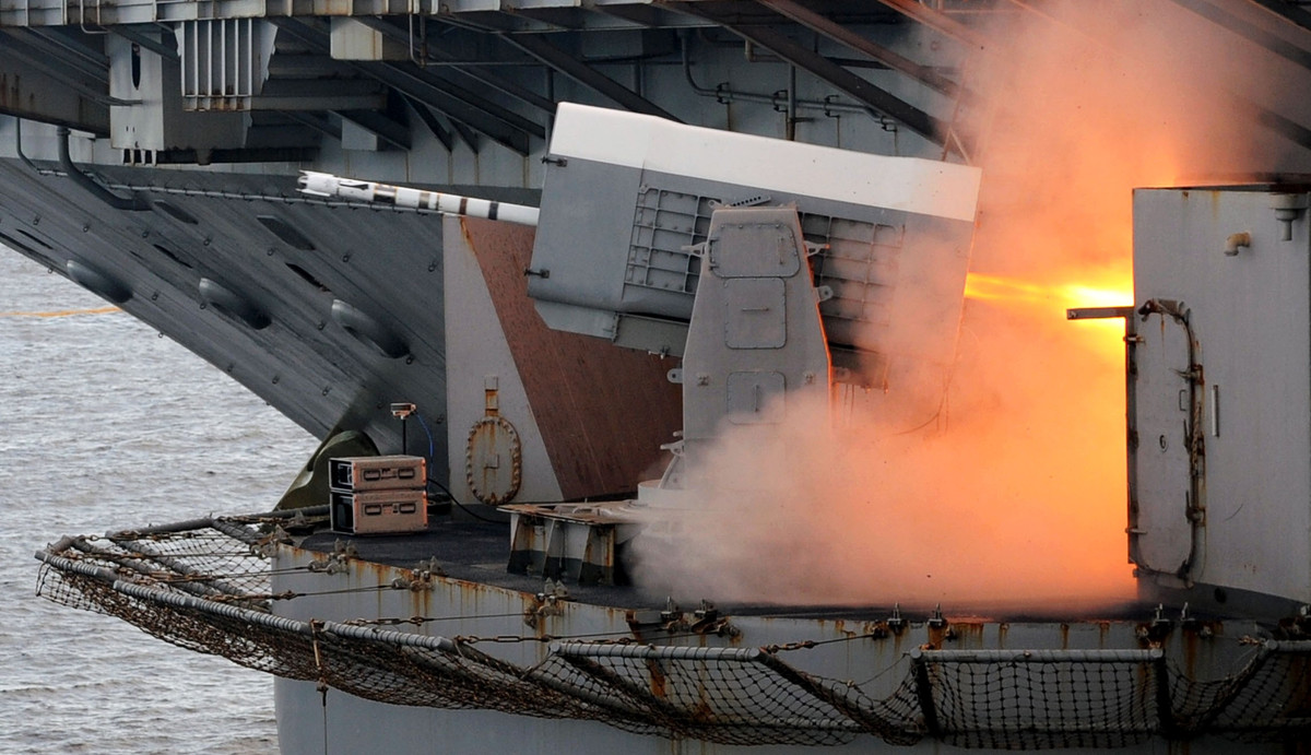 Hệ thống dẫn đường của RIM-116 cũng cực kỳ đặc biệt với ba chế độ khác nhau bao gồm dẫn đường bằng tần số vô tuyến thụ động, dẫn đường chỉ bằng hồng ngoại hoặc dẫn đường kết hợp giữa sóng vô tuyến thụ động và hồng ngoại. Nguồn ảnh: USnavy.