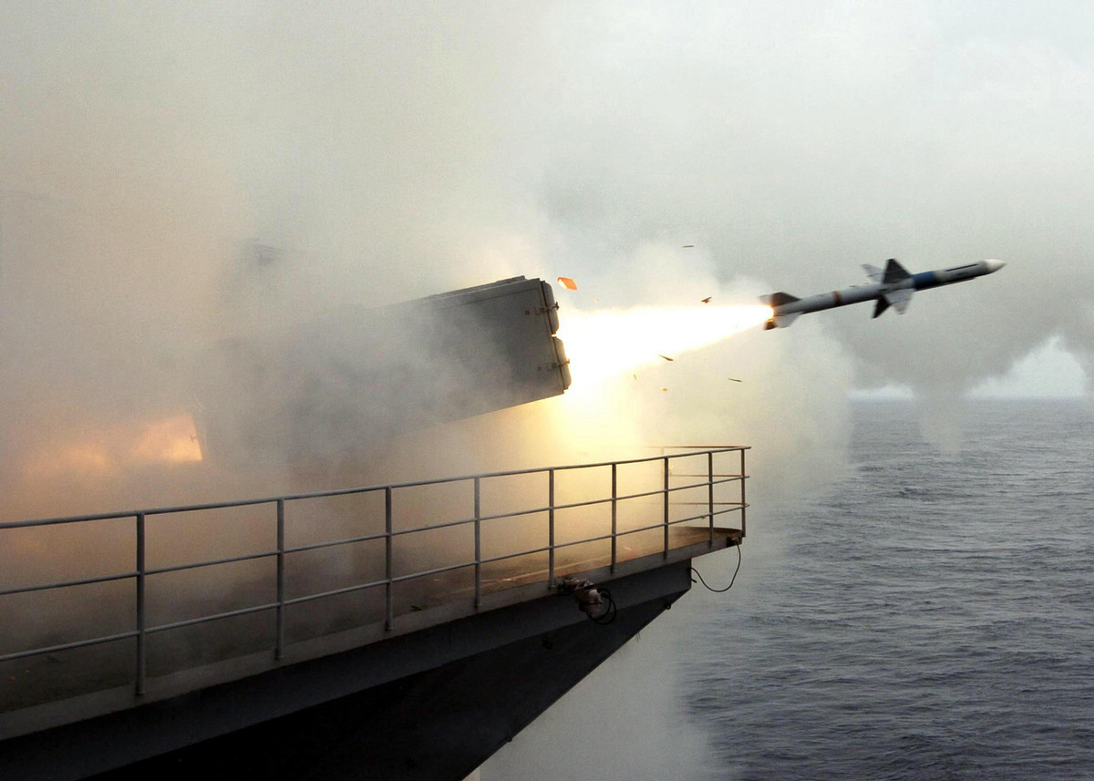 Các tổ hợp RIM-7 Sea Sparrow có khả năng bắn hạ các máy bay hoặc tên lửa của đối phương trong tầm gần. Về mặt lý thuyết, loại tên lửa này được sử dụng vào nhiệm vụ phòng thủ, giúp các tàu lớp Nimitz đánh chặn các tên lửa chống hạm của đối phương. Nguồn ảnh: USnavy.