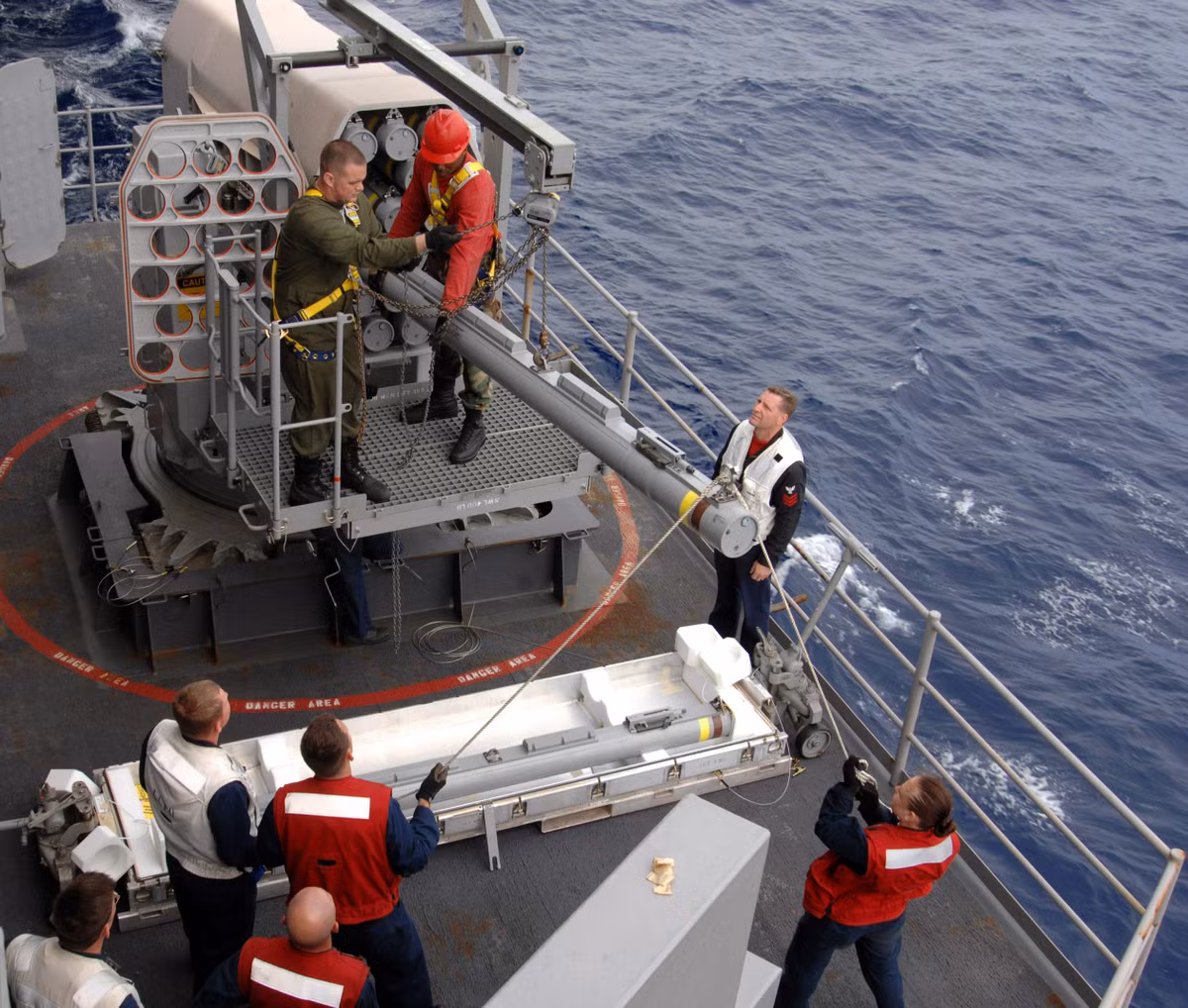 Mỗi tổ hợp RIM-116 có tầm bắn tối đa 9km cùng tốc độ tối đa lên tới Mach 2 tương đương với 2450 km/h. Do có tốc độ cực cao và thời gian phản ứng nhanh, tổ hợp tên lửa này hoàn toàn có thể đánh chặn các tên lửa hành trình của đối phương ở pha cuối cùng. Nguồn ảnh: USnavy.