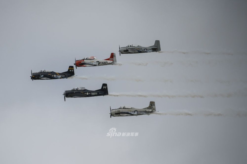 Các máy bay huấn luyện T-28 Trojan từng phục vụ trong không quân Mỹ, Pháp, Philippines,... cũng xuất hiện trong triển lãm hàng không lần này. Nguồn ảnh: Doverpost.