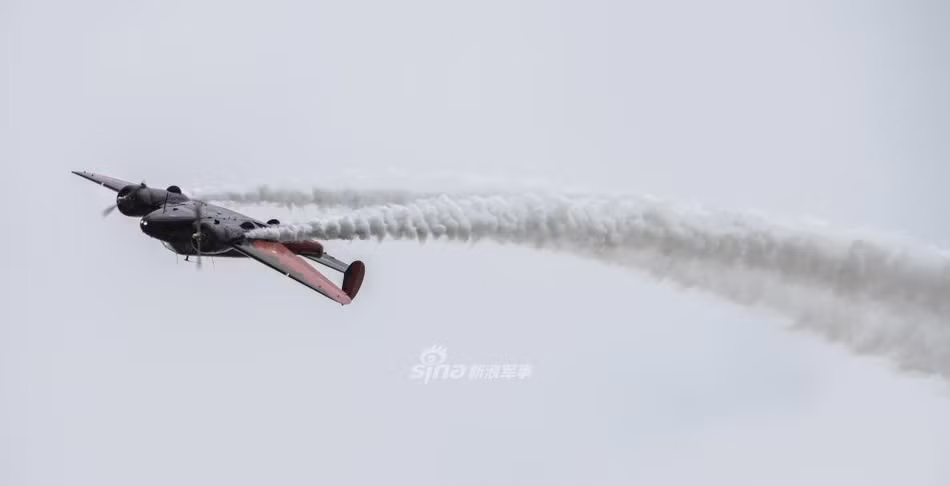 Trong triển lãm này, không quân Mỹ còn trình diễn một loạt các loại máy bay, trực thăng hiện đang phục vụ trong biên chế của mình như A-10 Warthog, B-52 Stratofortress, C-5M SuperGalaxy, C-17 Globemaster II,... Nguồn ảnh: Doverpost.