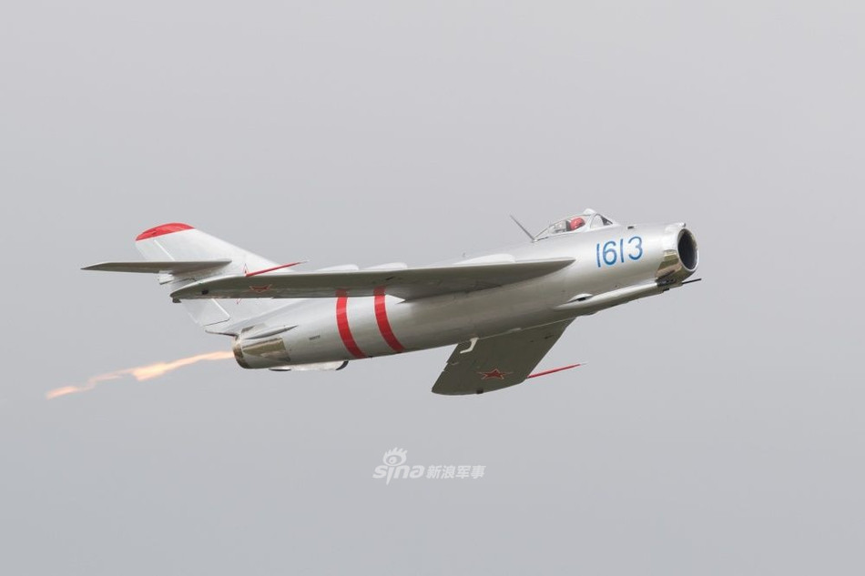 Trong Triển lãm hàng không vừa được tổ chứ tại căn cứ không quân Dover, Mỹ. Một tiêm kích MiG-17 đã được đưa ra bay trình diễn. Chiếc tiêm kích này được Mỹ giới thiệu là loại chiến đấu cơ "ác mộng với không quân Mỹ thời Chiến tranh Việt Nam". Nguồn ảnh: Doverpost.