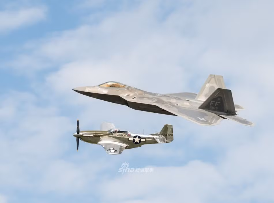 Ngoài ra, tại cuộc triển lãm này, nhiều loại máy bay, chiến đấu cơ từ cổ chí kim đến hiện đại của Mỹ như máy bay ném bom B-25, tiêm kích P-51 hay thậm chí là tiêm kích F-22 cũng có mặt. Nguồn ảnh: Doverpost.