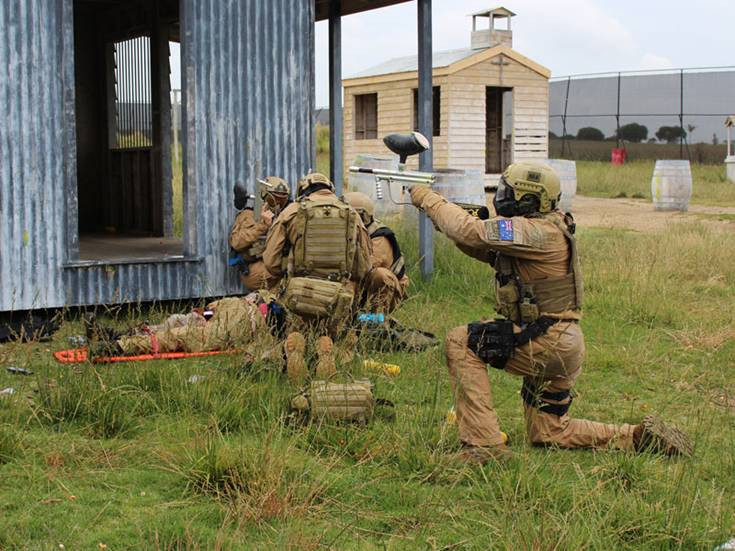 Điển như trong cuộc đột kích vào Sơn Tây ở Việt Nam trước đây, một trực thăng Mỹ đã va vào cây và bị rơi, tin tình báo kém hiệu quả nên Mỹ không biết rằng trại tù đó đã bị ta chuyển đi từ lâu trước khi Mỹ bắt đầu thực hiện chiến dịch. Nguồn ảnh: BI.