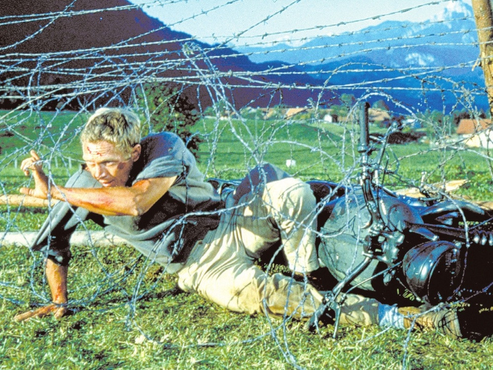 Còn trong chiến dịch giải cứu con tin bị bắt cóc tại Đại Sứ quán Mỹ tại Iran, bụi sa mạc bốc lên khi trực thăng hạ cánh cũng đã làm... rơi một trực thăng Mỹ. Thê thảm hơn là trong chiến dịch giải cứu tàu buôn của Mỹ ở Campuchia, quân đội Mỹ đã... quên điểm danh và bỏ lại ba lính của mình - những người này sau đó đã bị Campuchia bắt và tử hình. Nguồn ảnh: BI.