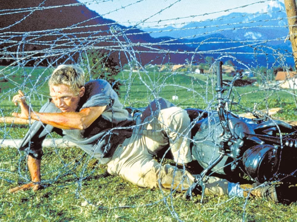 Còn trong chiến dịch giải cứu con tin bị bắt cóc tại Đại Sứ quán Mỹ tại Iran, bụi sa mạc bốc lên khi trực thăng hạ cánh cũng đã làm... rơi một trực thăng Mỹ. Thê thảm hơn là trong chiến dịch giải cứu tàu buôn của Mỹ ở Campuchia, quân đội Mỹ đã... quên điểm danh và bỏ lại ba lính của mình - những người này sau đó đã bị Campuchia bắt và tử hình. Nguồn ảnh: BI.