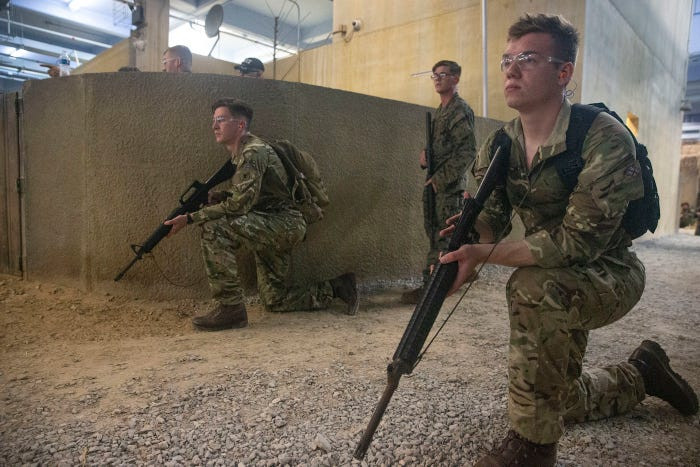 Quá trình diễn tập này sẽ có thể kéo dài tới nhiều tháng trời, người lính Mỹ sẽ thuộc từng bước của nhiệm vụ, thậm chí có thể phối hợp nhuần nhuyễn với nhau trong suốt phi vụ mà không cần nói bất cứ một câu nào. Nguồn ảnh: BI.