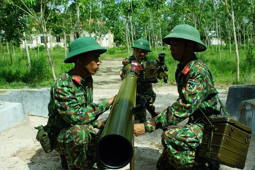 Riêng đối với viên đạn chống tăng, viên đạn của SPG-9T cũng được Việt Nam cải tiến để đảm bảo an toàn tối đa cho xạ thủ cũng như tăng hiệu quả tiêu diệt mục tiêu, sơ tốc đầu nòng của viên đạn chống tăng tối đa lên tới 700 mét/giây nhưng khi thoát khỏi nòng súng, liều phóng ban đầu chỉ có sơ tốc 435 mét/giây, tránh để xạ thủ bị ảnh hưởng. Nguồn ảnh: QPVN.