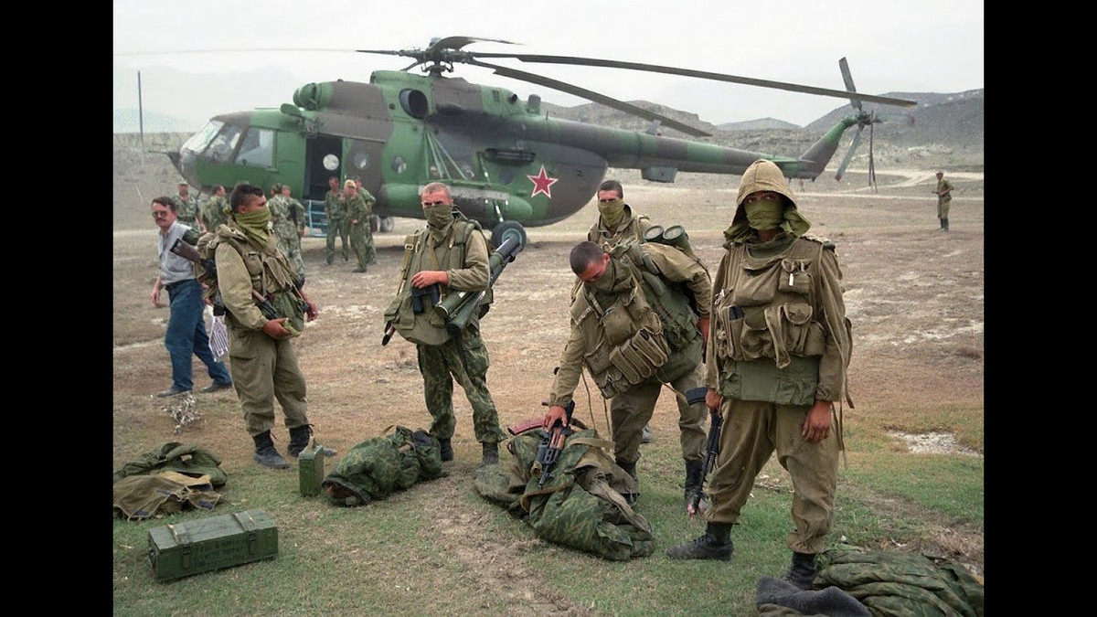 Ngoài ra, mọi trang bị của lính đặc nhiệm Liên Xô khi thực hiện các nhiệm vụ mật này đều phải đảm bảo không truy được nguồn gốc. Quần áo, đồ dùng đều là những loại không thuộc biên chế Hồng quân và bị xé bỏ nhãn mác, súng bị mài mòn số hiệu, không ai được phép mang theo giấy tờ và thậm chí bản đồ cũng dùng tiếng Anh chứ không dùng tiếng Nga. Ảnh minh họa - Nguồn ảnh: Rumil.