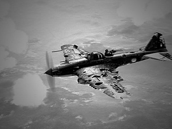 Phi công Ivan Kozhedub đứng ở vị trí thứ hai với số lượng máy bay địch tiêu diệt được là 64 chiếc - nhiều nguồn đưa ra các số liệu thống kê khác nhau nhưng các phe tham chiến đều ghi nhận ít nhất phi công này hạ được 60 chiến đấu cơ địch. Nguồn ảnh: Thearchive.