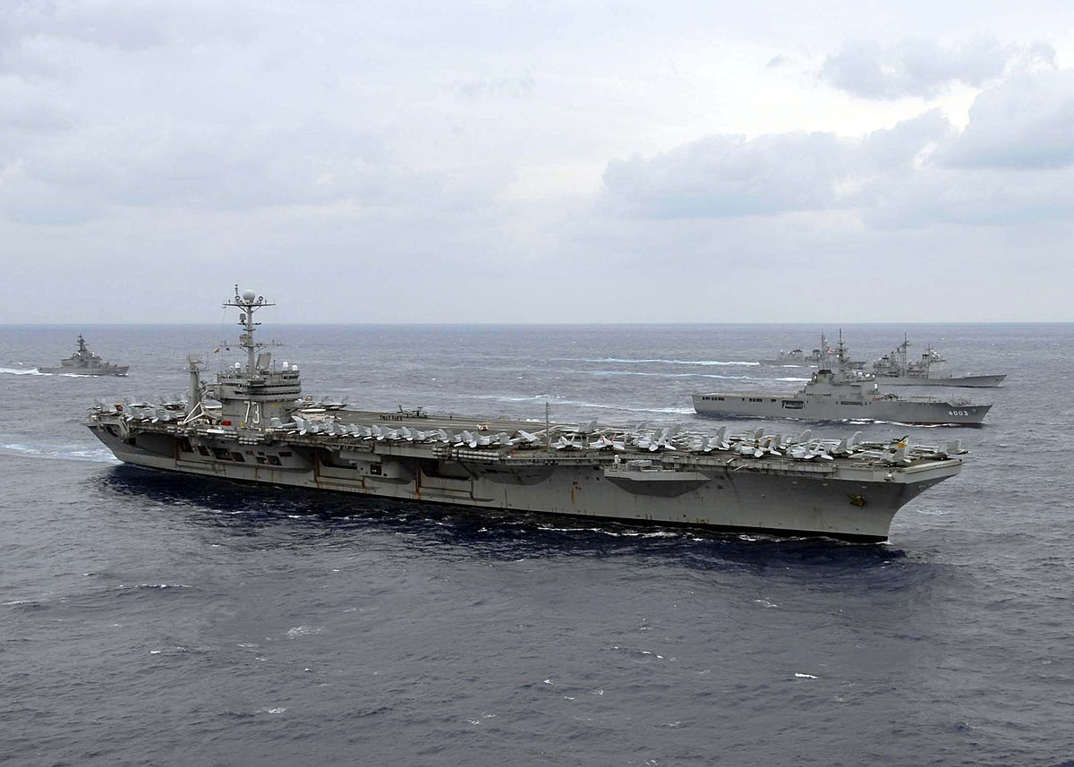 Trước đó, tàu USS Abraham Lincold - một hàng không mẫu hạm khác thuộc lớp Nimitz cũng từng nhận được một mỏ neo phía mạn trái của tàu USS Enterprise. Thiết kế của lớp Nimitz cùng với lớp Enterprise cho phép các tàu lớp Nimitz có thể nhận được một vài bộ phận của tàu Enterprise một cách dễ dàng mà không cần thay đổi quá lớn về mặt kỹ thuật. Nguồn ảnh: BI.