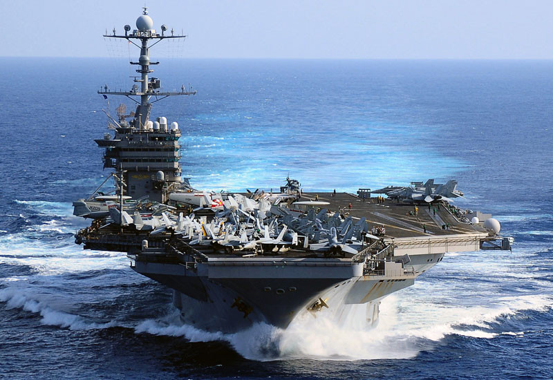 Trong khi đó, USS George Washington đã được Hải quân Mỹ nhập biên từ năm 1992. Đây là hàng không mẫu hạm thứ sáu của Hải quân Mỹ được đóng theo lớp Nimitz và là tàu chiến thứ tư của Hải quân Mỹ được mang tên George Washington - Tổng thống đầu tiên của Mỹ. Nguồn ảnh: BI.