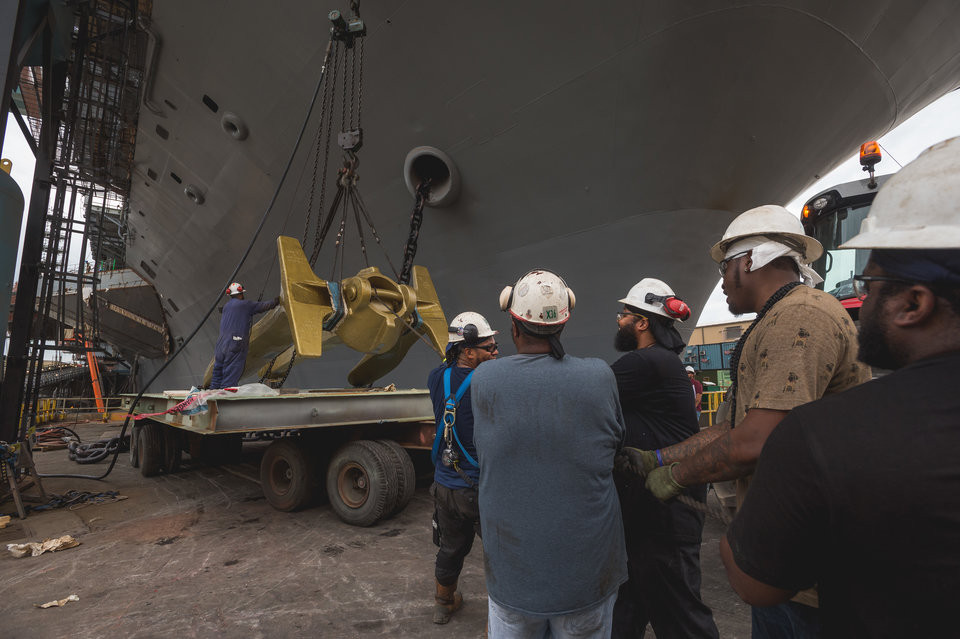 Sau khi nhận được tin tàu sân bay USS George Washington cần thay thế mỏ neo của mình sau một thời gian ngắn hoạt động, Hải quân Mỹ đã quyết định sử dụng mỏ neo trên tàu USS Enterprise để thay thế giúp làm giảm chi phí sản xuất mới một mỏ neo siêu trường siêu trọng như thế này. Nguồn ảnh: BI.