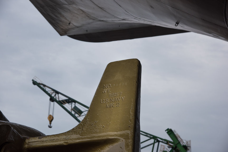 Vất vả nhất có lẽ là công đoạn tháo bỏ mỏ neo khỏi tàu USS Enterprise để di chuyển nó sang tàu USS George Washington. Mỏ neo trên tàu USS Enterprise có trọng lượng tổng cộng 32 tấn, được sản xuất từ năm 1957 - nhiều năm trước khi tàu USS Enterprise được chính thức hạ thuỷ. Nguồn ảnh: BI.