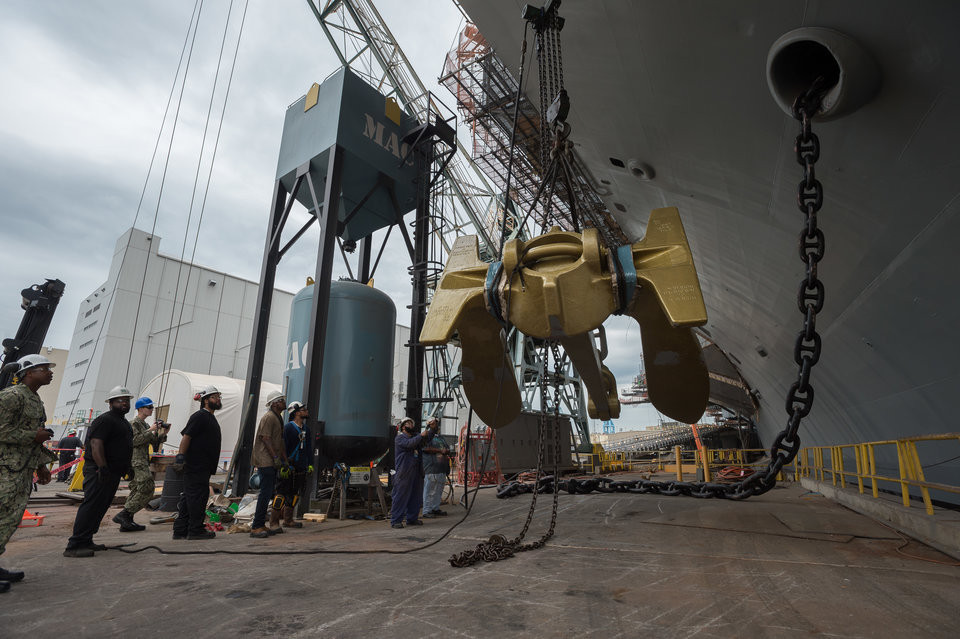 Về mặt lý thuyết, tàu USS Enterprise có trọng tải tối đa 96.000 tấn trong khi đó trọng tải của USS George Washington vào khoảng 104.000 tấn - chênh lệnh không quá nhiều và hoàn toàn có thể sử dụng chung mỏ neo. Nguồn ảnh: BI.