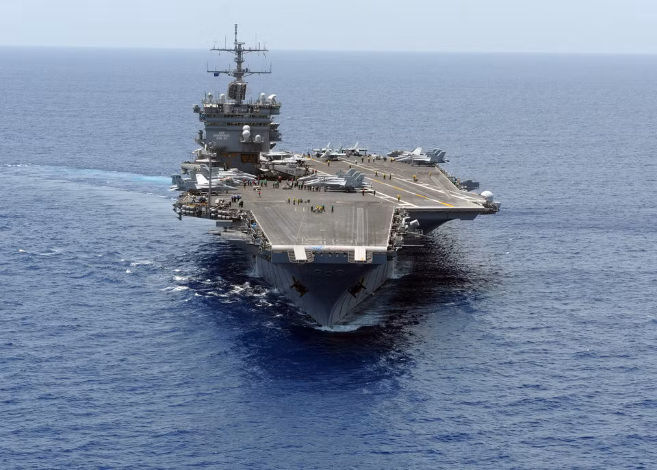 Theo những thông tin mới nhất đã được Hải quân Mỹ xác nhận, mỏ neo ở mạn phải của tàu sân bay USS Enterprise - hàng không mẫu hạm hạt nhân đầu tiên của Mỹ cũng như của nhân loại đã được chuyển sang cho tàu sân bay USS George Washington để tiếp tục sử dụng. Nguồn ảnh: BI.