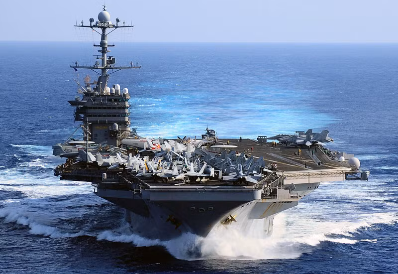 Trong khi đó, USS George Washington đã được Hải quân Mỹ nhập biên từ năm 1992. Đây là hàng không mẫu hạm thứ sáu của Hải quân Mỹ được đóng theo lớp Nimitz và là tàu chiến thứ tư của Hải quân Mỹ được mang tên George Washington - Tổng thống đầu tiên của Mỹ. Nguồn ảnh: BI.