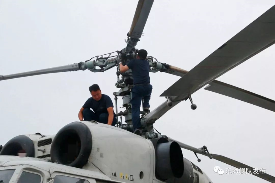 Về cơ bản, thiết kế đồng trục của Ka-28 cho phép nó có khả năng cơ động cực kỳ tốt trên không, đặc biệt là trong môi trường khắc nghiệt với gió giật mạnh hoặc thời tiết xấu. Nguồn ảnh: Sina.