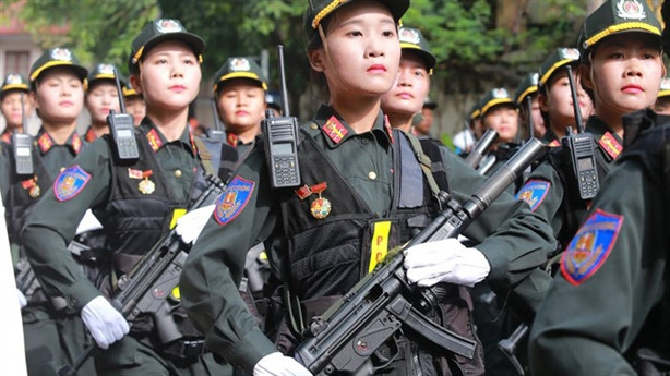 Sử dụng cỡ đạn 9x19mm phổ thông, tiểu liên MP5 được biết tới như là khẩu tiểu liên phổ thông nhất thế giới, xuất hiện trong biên chế của lực lượng đặc nhiệm của hàng chục quốc gia. Nguồn ảnh: Danviet.