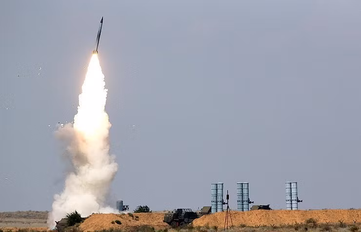 Kèm theo đó là khả năng tấn công cùng lúc 10 mục tiêu di chuyển với tốc độ gấp 20 lần tốc độ âm thanh hoặc thậm chí là bắn hạ được cả vệ tinh ở độ cao quỹ đạo. Nguồn ảnh: Livejournal.