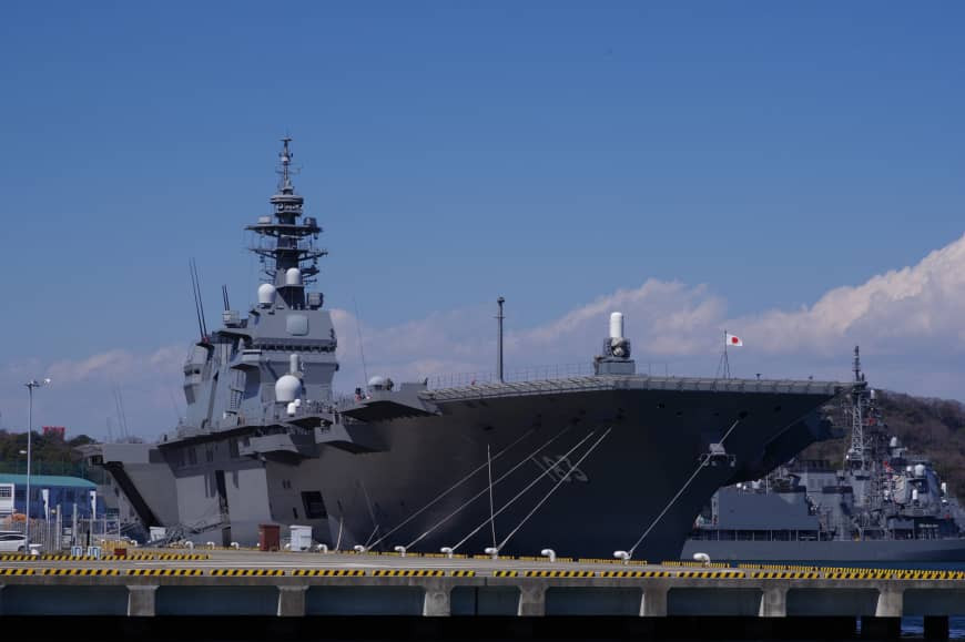 Để "lách luật", người Nhật đã xây dựng học thuyết của mình dựa trên yếu tố phòng thủ là chủ yếu nhưng trong đó nhấn mạnh tới việc phòng thủ từ xa và phòng thủ đồng minh - nghĩa là Nhật sẽ đưa quân tới quốc gia đồng minh tham chiến để tạo thế phòng vệ từ xa cho quốc gia mình. Nguồn ảnh: JMSDF.