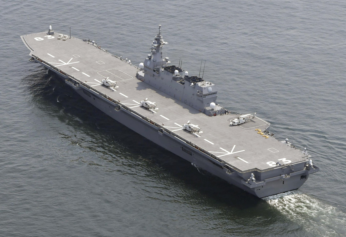 JS Izumo chỉ khác các khu trục hạm ở chỗ tàu được thiết kế với việc tối ưu hoá "mang trực thăng" nhiều hơn với tổng cộng năm sàn đỗ, có thể triển khai và thu hồi cùng lúc 5 trực thăng. Nguồn ảnh: JMSDF.