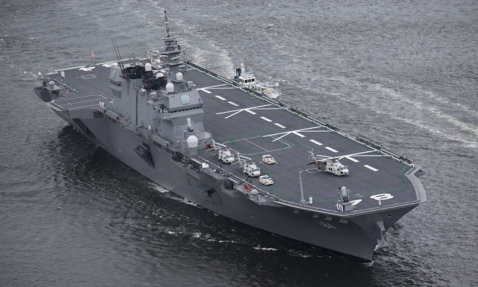 Tuy nhiên bản thân Nhật Bản lại vẫn chưa coi JS Izumo là một tàu sân bay ngay kể cả khi nó có thể mang theo máy bay chiến đấu F-35B. Dự kiến sau khi được cải biên xong, Nhật sẽ gọi JS Izumo là "Khu trục hạm đa năng" - nghĩa là vừa triển khai được chiến đấu cơ, vừa triển khai được trực thăng nhưng nhất định không phải là tàu sân bay. Nguồn ảnh: JMSDF.