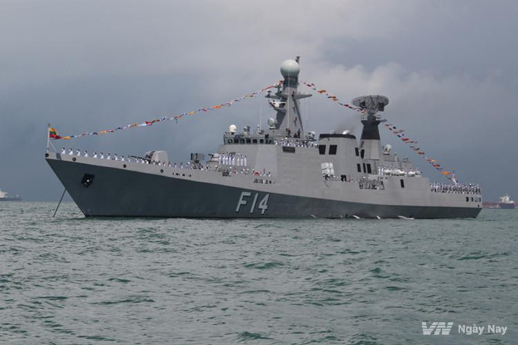 Khinh hạm Myanmar này có trọng tải 3000 tấn, tàu có cấu hình vũ khí rất ấn tượng bao gồm 8 ống phóng tên lửa chống hạm C-802, 6 ống phóng tên lửa Igla, 1 hải pháo 76mm, 3 pháo cao tốc 30mm. Nguồn ảnh: Vntoday.