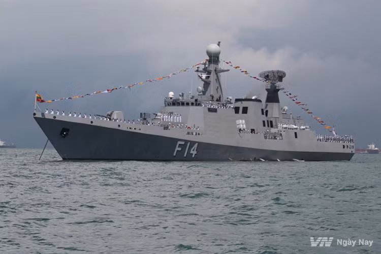 Khinh hạm Myanmar này có trọng tải 3000 tấn, tàu có cấu hình vũ khí rất ấn tượng bao gồm 8 ống phóng tên lửa chống hạm C-802, 6 ống phóng tên lửa Igla, 1 hải pháo 76mm, 3 pháo cao tốc 30mm. Nguồn ảnh: Vntoday.