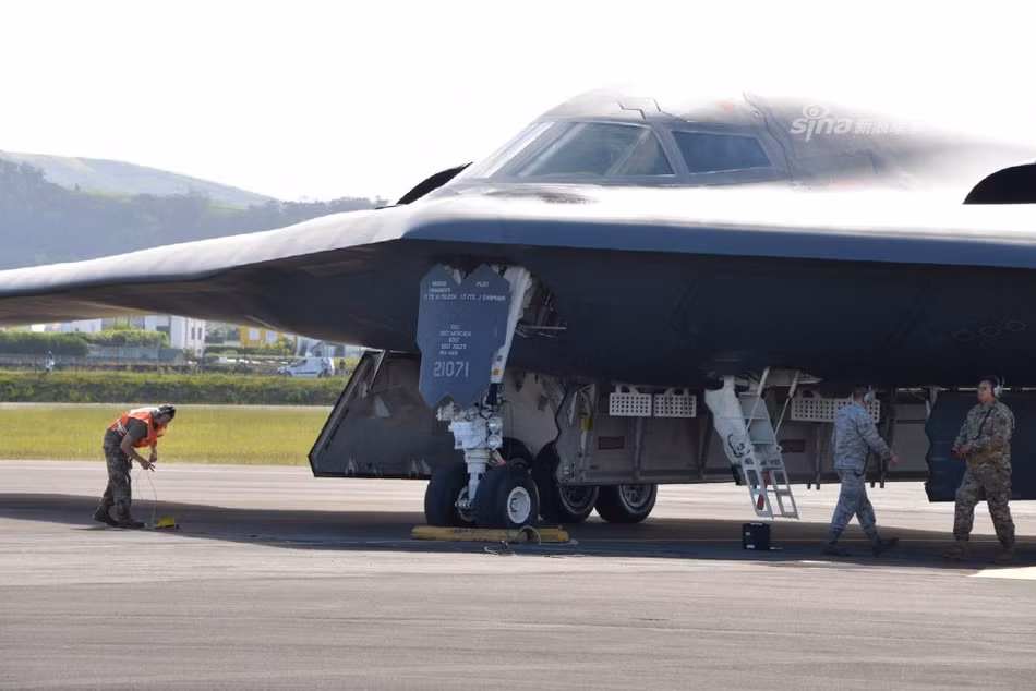 Trong chuyến hành trình này, các máy bay ném bom B-2 Spirit đã thực hiện huấn luyện tiếp liệu trên không để gia tăng tầm bay của loại máy bay ném bom siêu đắt đỏ này. Nguồn ảnh: Sina.