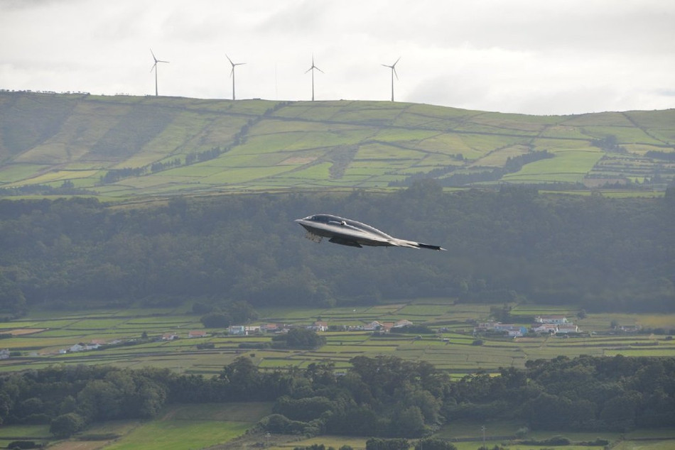 Đây cũng được xem là loại máy bay ném bom hạng nặng tầm xa duy nhất trên thế giới ở thời điểm hiện tại có thiết kế không cánh đuôi - cho phép nó tăng khả năng tàng hình khi xâm nhập vào không phận của đối phương. Nguồn ảnh: Sina.