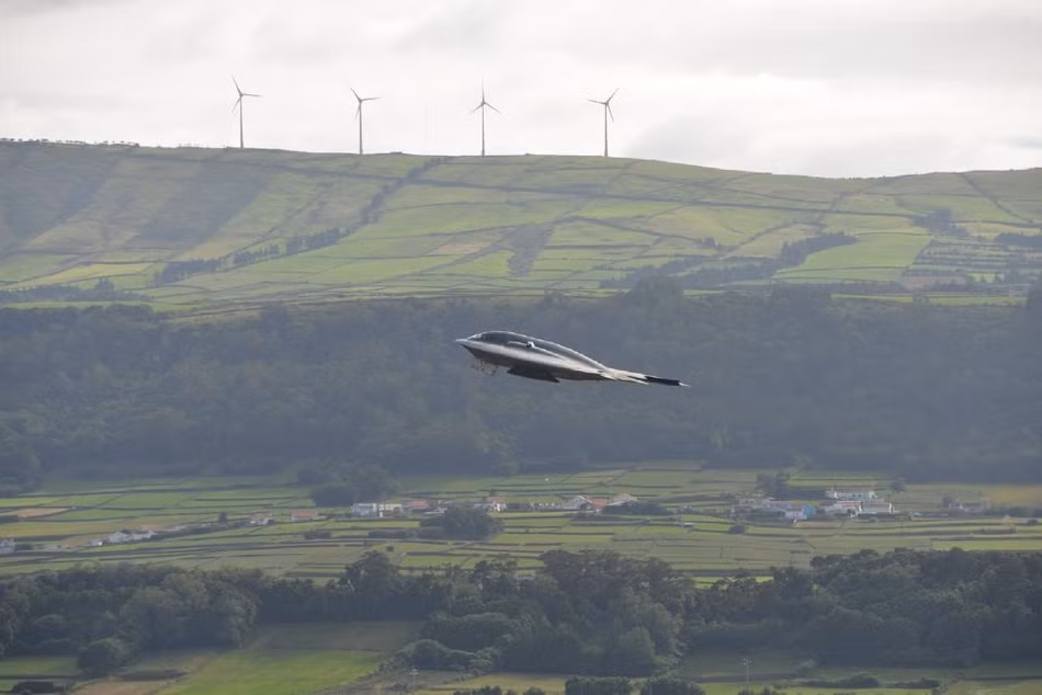 Đây cũng được xem là loại máy bay ném bom hạng nặng tầm xa duy nhất trên thế giới ở thời điểm hiện tại có thiết kế không cánh đuôi - cho phép nó tăng khả năng tàng hình khi xâm nhập vào không phận của đối phương. Nguồn ảnh: Sina.