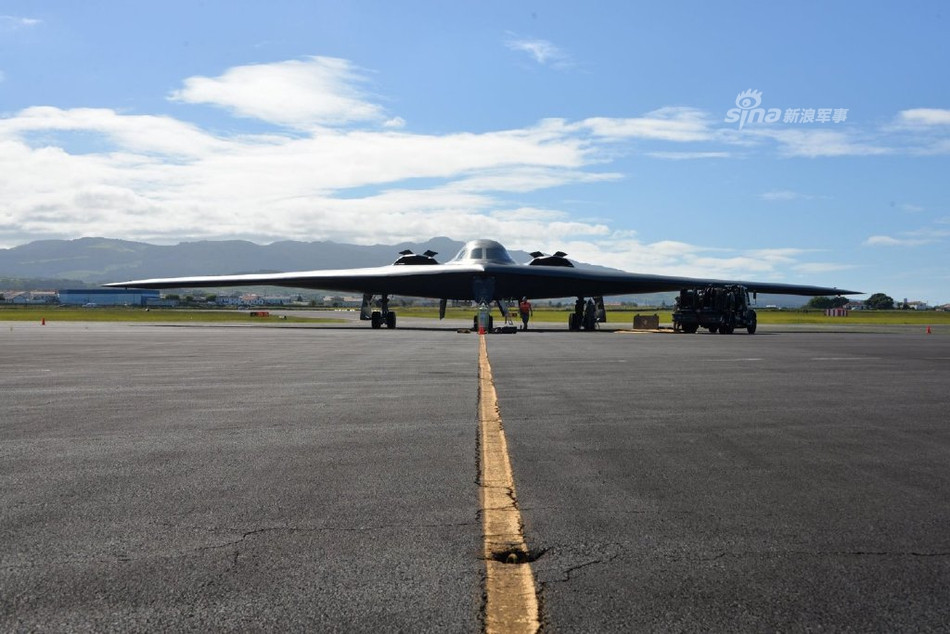 Ngoài tầm bay vượt trội, các máy bay ném bom B-2 Spirit của Mỹ còn có khả năng mang theo vũ khí đáng nể với tối đa khoảng 23 tấn vũ khí các loại nó có thể mang theo bên trong khoang thân của mình. Nguồn ảnh: Sina.
