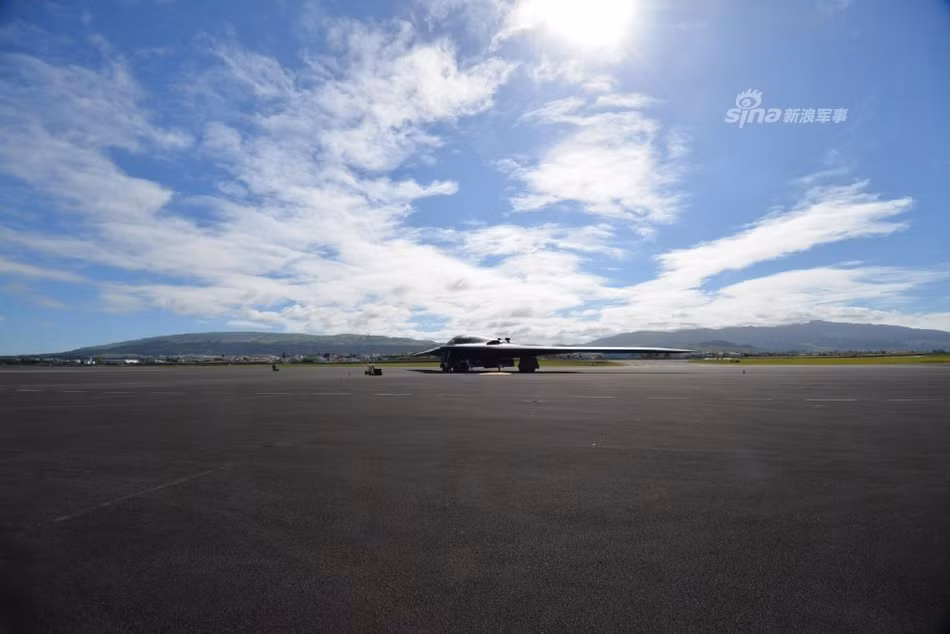 Các máy bay ném bom B-2 Spirit có tầm bay cực lớn, tối đa lên tới 11.000 km với 75 tấn nhiên liệu nó mang theo. Nguồn ảnh: Sina.