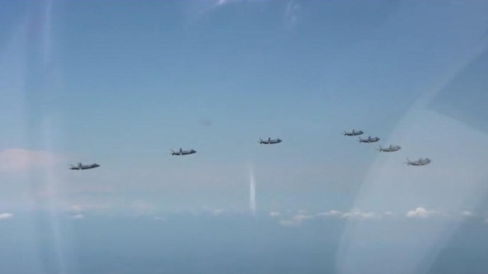 Trong lần xuất hiện này, tổng cộng 7 chiếc tiêm kích J-20 đã xuất hiện và bay theo đội hình chữ V - kiểu đội hình hành quân với số lượng lớn thường được sử dụng khi có nhiều hơn 2 chiếc tiêm kích bay cùng nhau. Nguồn ảnh: QQ.
