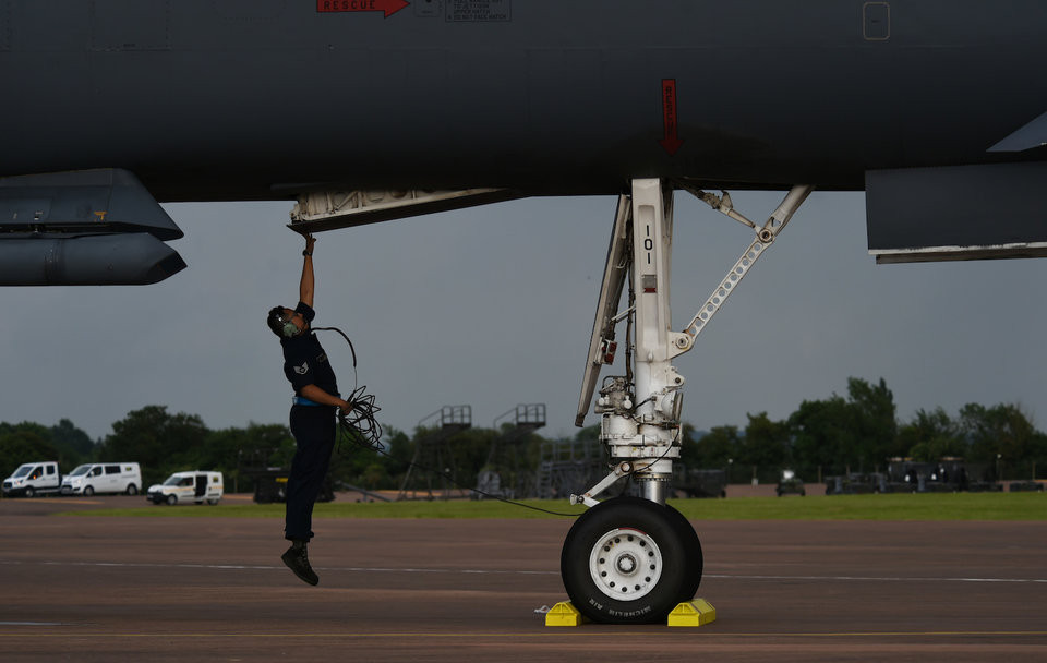 Trên thực tế, B-1A Lancer mới là phiên bản đầu tiên của máy bay ném bom này, tuy nhiên phiên bản này chỉ được sản xuất vỏn vẹn 4 chiếc. Trong khi đó phiên bản phổ biến nhất là B-1B Lancer được sản xuất tới 100 chiếc. Nguồn ảnh: BI.