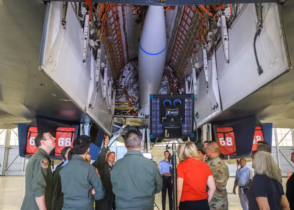 Có giá lên tới 415 triệu USD tương đương với gần nửa tỷ USD cho mỗi chiếc, đây được coi là một trong những loại máy bay ném bom đắt đỏ nhất hiện nay và những gì B-1B Lancer mang lại cho Không quân Mỹ thực sự rất "đáng đồng tiền". Nguồn ảnh: BI.