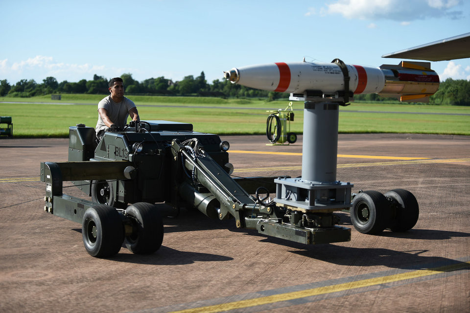 Ngoài ra, 6 giá treo bên ngoài máy bay cũng có khả năng tương thích với một vài loại bom đặc biệt trong đó bao gồm các loại vũ khí nguyên tử như AGM-86B hoặc B-61. Nguồn ảnh: BI.