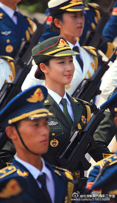 Chia sẻ trên Đài truyền hình Trung ương Trung Quốc về công việc hiện tịa về nghề nghiệp trong quá khứ, Môn Giai Tuệ cho biết dù là lính gác danh dự hay là người mẫu, tiêu chuẩn cao nhất luôn là phải xuất hiện và thể hiện tốt trước đám đông. Nguồn ảnh: Weibo.