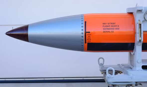 Kết quả là lực lượng này đã phải tự nghiên cứu, chế tạo một loại tụ điện mới, đảm bảo được độ bền ít nhất 30 năm để gắn vào bên trong các loại vũ khí hạt nhân này, đảm bảo sau hàng chục năm để trong kho lưu trữ, chúng vẫn có thể hoạt động bình thường. Nguồn ảnh: QQ.