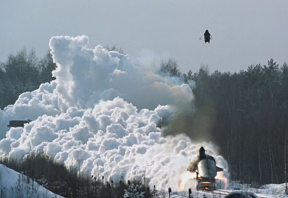 Điều này có nghĩa là ngay cả khi chiếc máy bay đã gần chạm đất - hay chỉ cách mặt đất một vài mét - phi công vẫn có thể giật đai phóng để thoát ra ngoài an toàn, hệ thống máy tính trên ghế phóng sẽ phóng phi công bay xa ra khỏi máy bay, đảm bảo phi công không bị ảnh hưởng gì từ vụ va chạm khi máy bay tiếp đất. Nguồn ảnh: Pinterest.