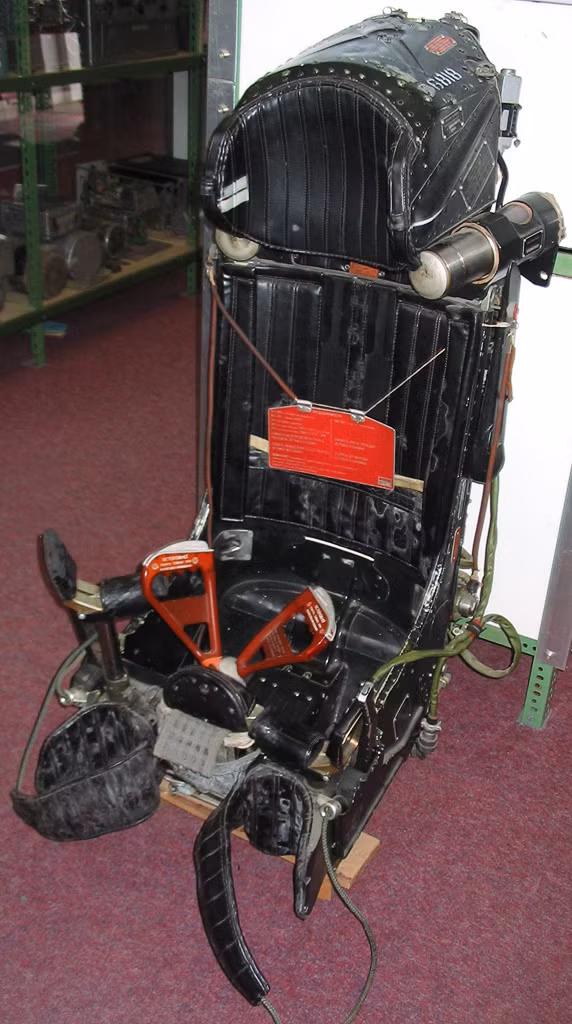 Cụ thể, loại ghế phóng được sử dụng trên cường kích Su-25 là loại ghế NPP Zvezda K-36 - một trong những loại ghế phóng được coi là "huyền thoại" trên các máy bay Liên Xô và Nga. Nguồn ảnh: Wiki.